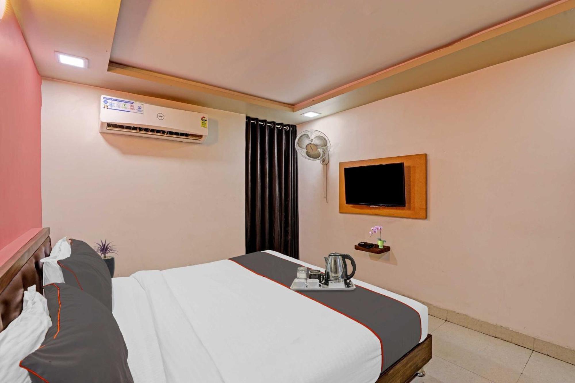 Hotel O Royal Ahmedabad Exterior foto
